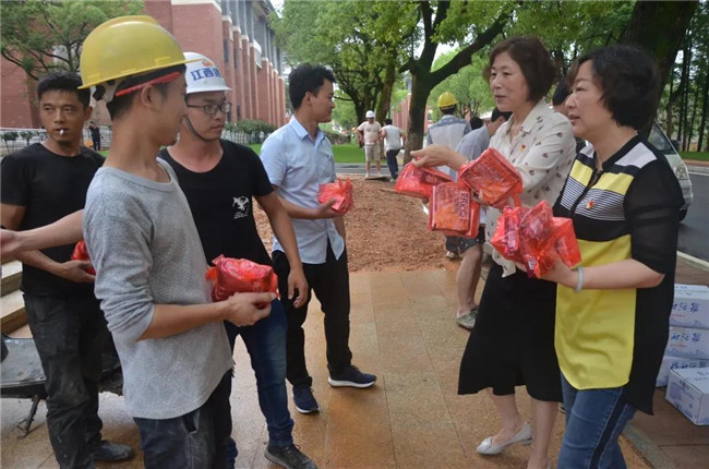 炎炎夏日送清涼，點滴關懷暖人心——城投集團各黨支部開展“送清涼”慰問一線員工活動